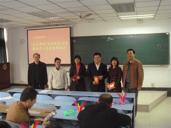 成人动漫
领导和部分获奖教师合影